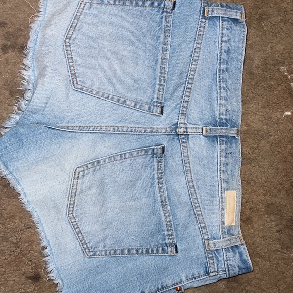 Woman's Abercrombie and Fitch shorts - Picture 4 of 4